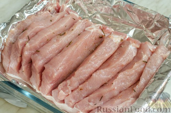 Фото приготовления рецепта: Мясо, запечённое с айвой и мёдом (в фольге) - шаг №4