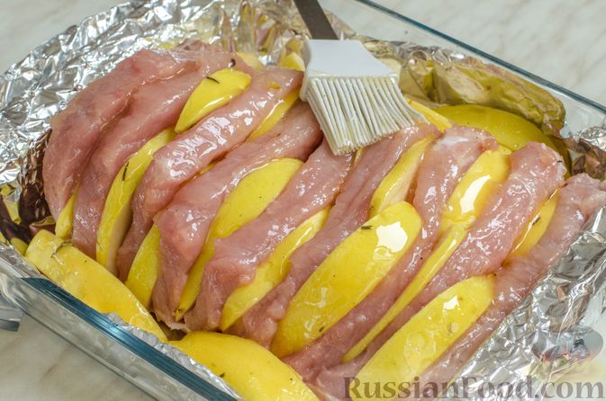 Фото приготовления рецепта: Мясо, запечённое с айвой и мёдом (в фольге) - шаг №7