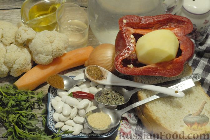 Фото приготовления рецепта: Фасолевый суп с цветной капустой и сухариками - шаг №1