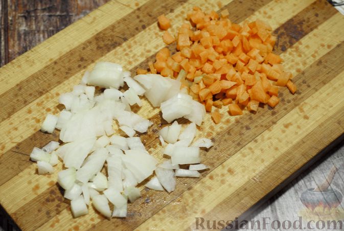 Фото приготовления рецепта: Фасолевый суп с цветной капустой и сухариками - шаг №3