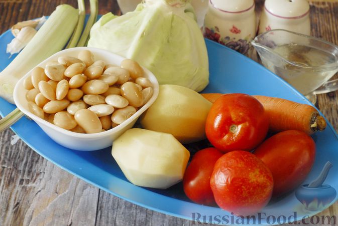 Фото приготовления рецепта: Суп с консервированной фасолью, капустой, помидорами и сельдереем - шаг №1