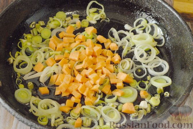 Фото приготовления рецепта: Суп с консервированной фасолью, капустой, помидорами и сельдереем - шаг №6