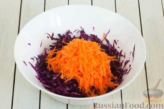 Фото приготовления рецепта: Салат из краснокочанной капусты с морковью, сыром фета и семенами льна - шаг №3