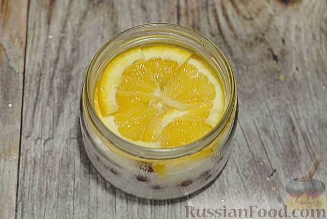Фото приготовления рецепта: Цельная клюква в сахаре, с апельсином (на зиму, без варки) - шаг №10