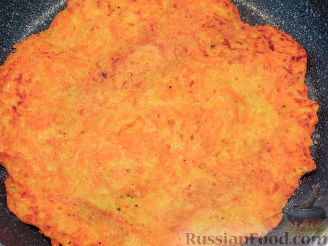 Фото приготовления рецепта: Закусочный тыквенный торт с соусом из майонеза, чеснока и укропа - шаг №9