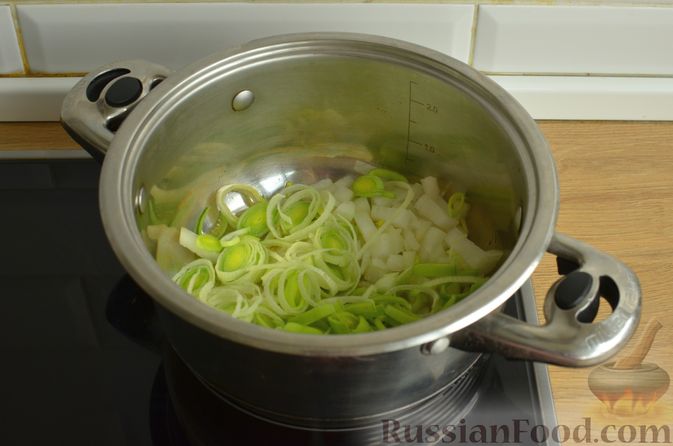 Фото приготовления рецепта: Сливочный суп с курицей и макаронами - шаг №3