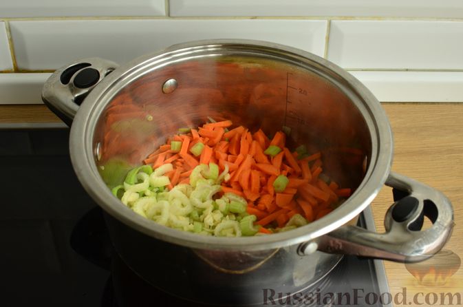 Фото приготовления рецепта: Сливочный суп с курицей и макаронами - шаг №8