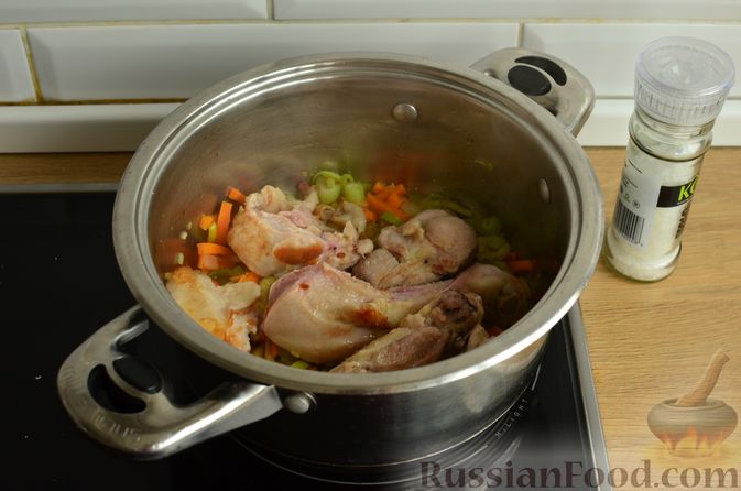 Фото приготовления рецепта: Сливочный суп с курицей и макаронами - шаг №9