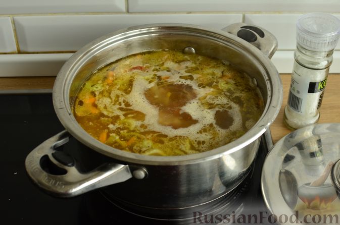 Фото приготовления рецепта: Сливочный суп с курицей и макаронами - шаг №10