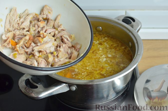Фото приготовления рецепта: Сливочный суп с курицей и макаронами - шаг №12