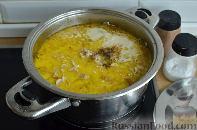 Фото приготовления рецепта: Сливочный суп с курицей и макаронами - шаг №13