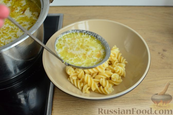 Фото приготовления рецепта: Сливочный суп с курицей и макаронами - шаг №14