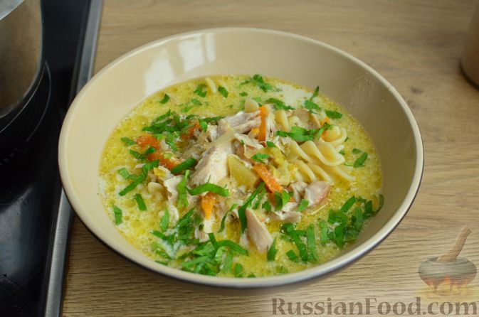 Фото приготовления рецепта: Сливочный суп с курицей и макаронами - шаг №15