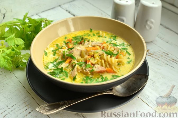 Фото приготовления рецепта: Сливочный суп с курицей и макаронами - шаг №16