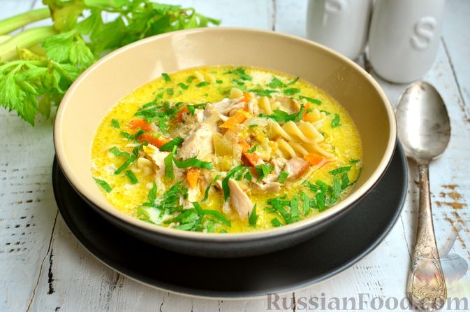 Фото к рецепту: Сливочный суп с курицей и макаронами