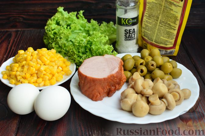 Фото приготовления рецепта: Салат с ветчиной, кукурузой, маринованными шампиньонами и оливками - шаг №1