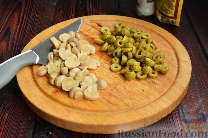 Фото приготовления рецепта: Салат с ветчиной, кукурузой, маринованными шампиньонами и оливками - шаг №5