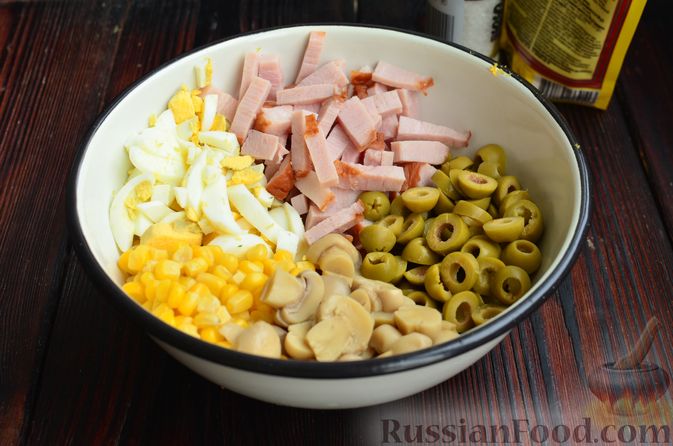 Фото приготовления рецепта: Салат с ветчиной, кукурузой, маринованными шампиньонами и оливками - шаг №6