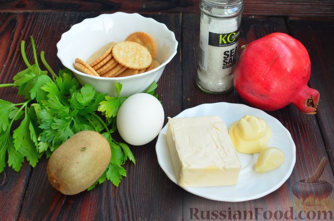 Фото приготовления рецепта: Закуска "Ёлочки" на крекерах, с плавленым сыром, яйцом и зеленью - шаг №1
