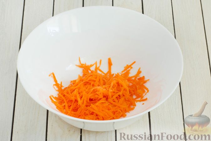 Фото приготовления рецепта: Салат из моркови с айвой, арахисом и медовой заправкой - шаг №3
