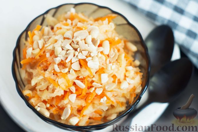 Фото приготовления рецепта: Салат из моркови с айвой, арахисом и медовой заправкой - шаг №7