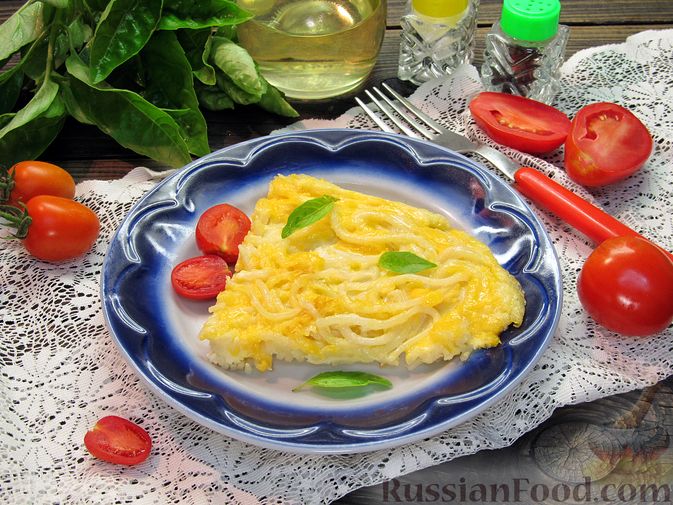 Фото к рецепту: Омлет со спагетти и сыром