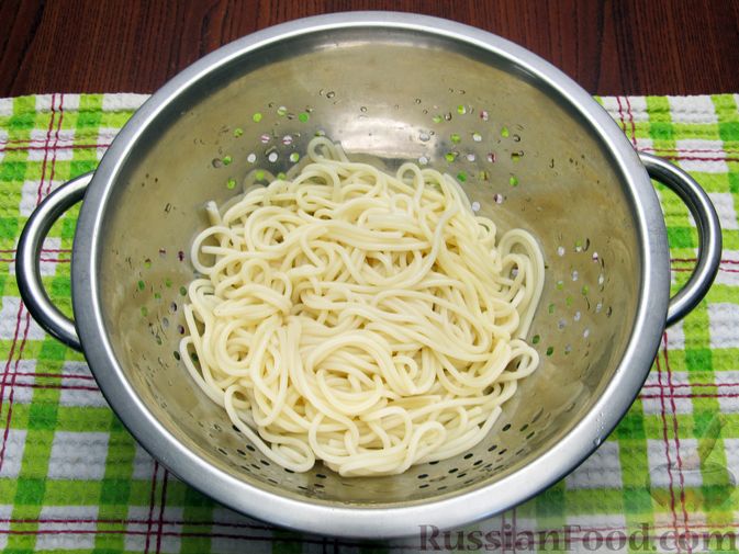 Фото приготовления рецепта: Омлет со спагетти и сыром - шаг №3