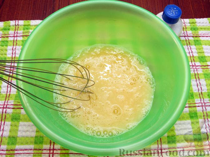 Фото приготовления рецепта: Омлет со спагетти и сыром - шаг №5