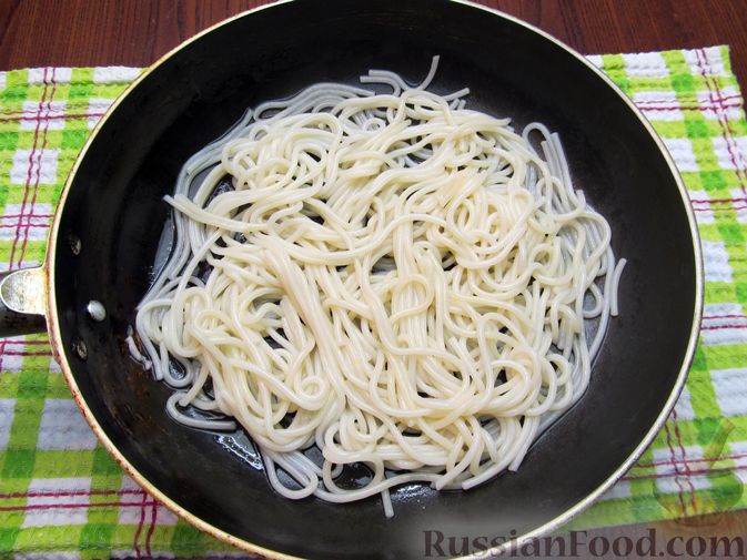 Фото приготовления рецепта: Омлет со спагетти и сыром - шаг №7
