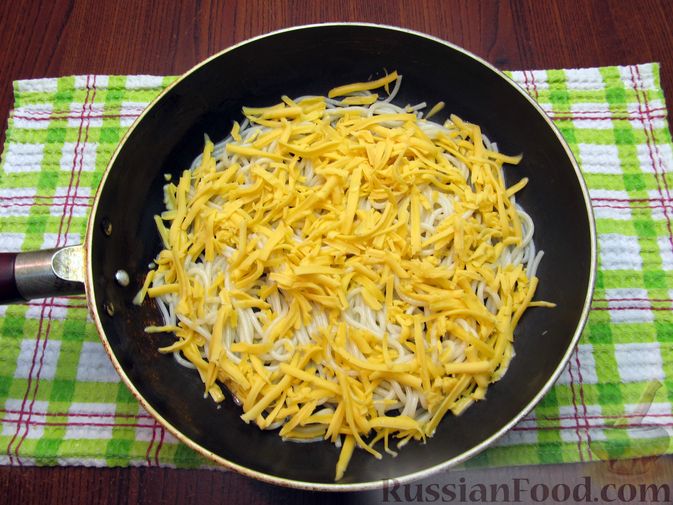 Фото приготовления рецепта: Омлет со спагетти и сыром - шаг №8