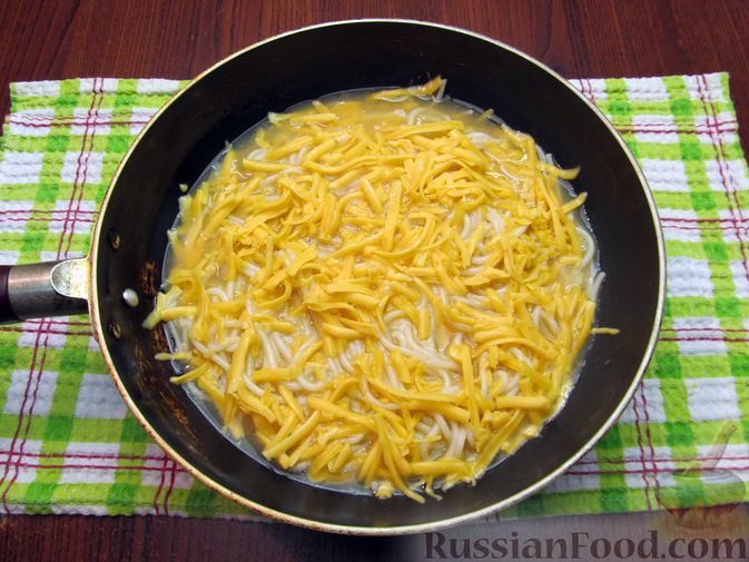 Фото приготовления рецепта: Омлет со спагетти и сыром - шаг №9