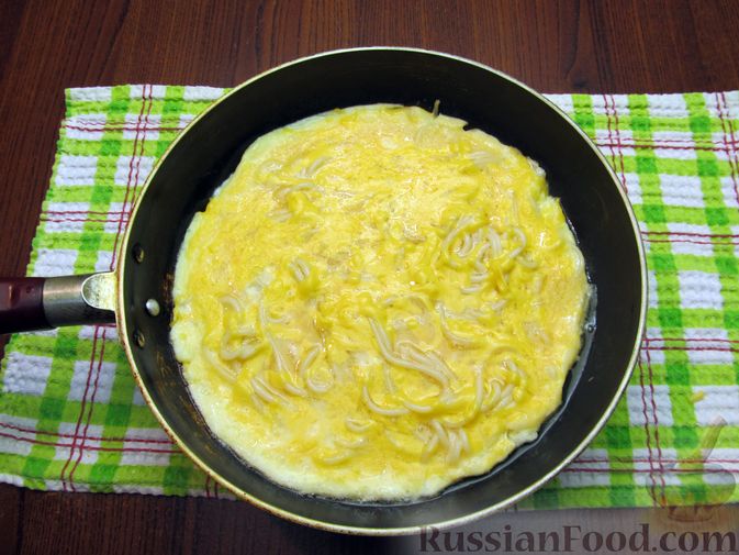 Фото приготовления рецепта: Омлет со спагетти и сыром - шаг №10