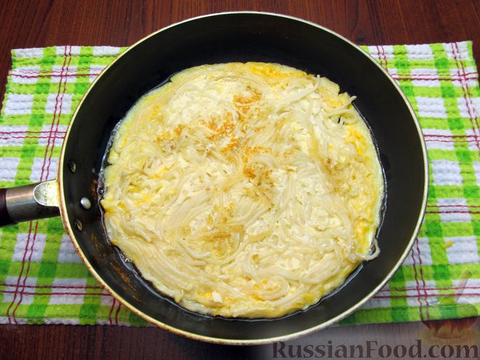 Фото приготовления рецепта: Омлет со спагетти и сыром - шаг №11