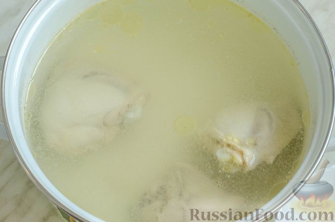 Фото приготовления рецепта: Куриный суп с брокколи, цветной и брюссельской капустой - шаг №3