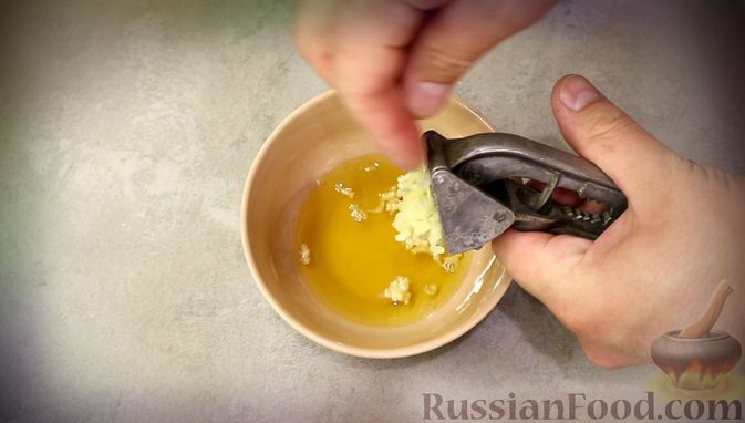 Фото приготовления рецепта: Медово-горчичный соус-маринад для куриных крылышек - шаг №2