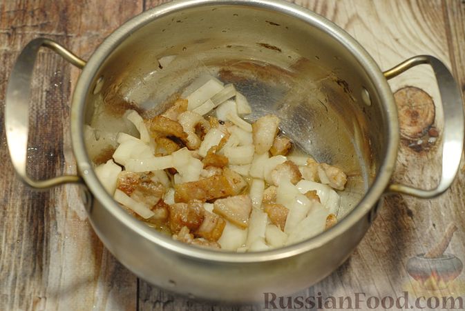 Фото приготовления рецепта: Грибной суп с беконом, горчицей и сметаной - шаг №3