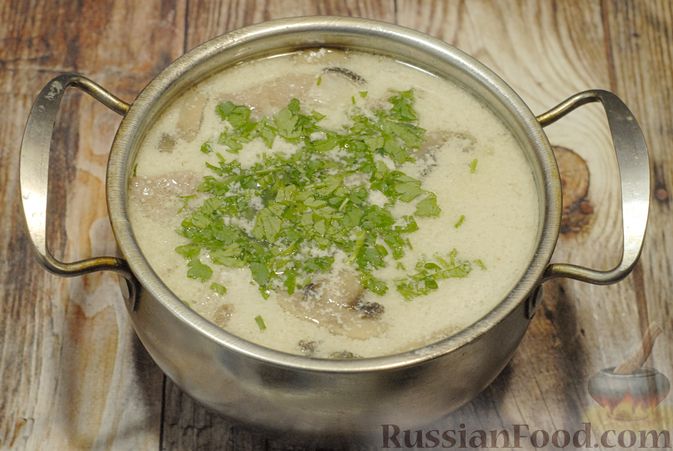 Фото приготовления рецепта: Грибной суп с беконом, горчицей и сметаной - шаг №11