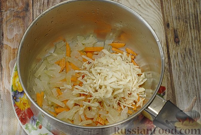 Фото приготовления рецепта: Говяжий суп со сметаной и хреном - шаг №6