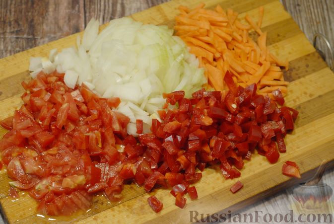 Фото приготовления рецепта: Суп со свиными рёбрами, рисом, помидорами и сладким перцем - шаг №6