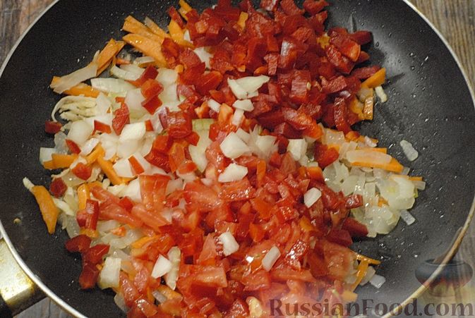Фото приготовления рецепта: Суп со свиными рёбрами, рисом, помидорами и сладким перцем - шаг №7