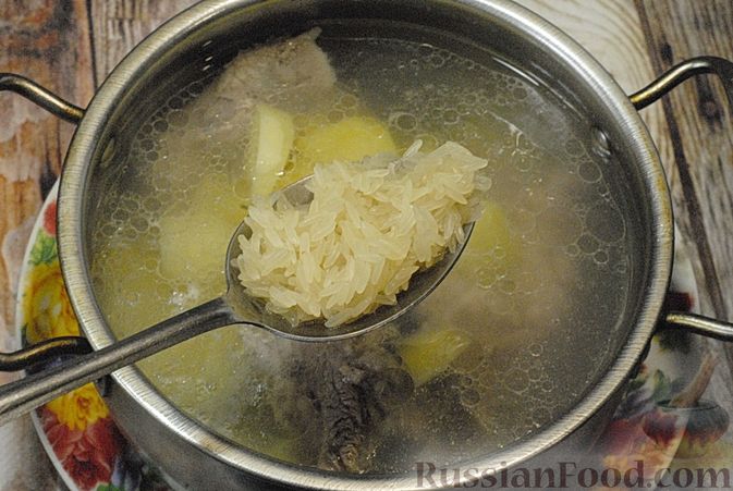 Фото приготовления рецепта: Суп со свиными рёбрами, рисом, помидорами и сладким перцем - шаг №4