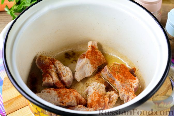 Фото приготовления рецепта: Суп с говяжьими рёбрами, рисом и помидорами - шаг №3