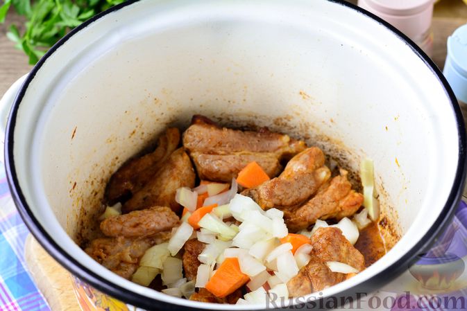 Фото приготовления рецепта: Суп с говяжьими рёбрами, рисом и помидорами - шаг №7