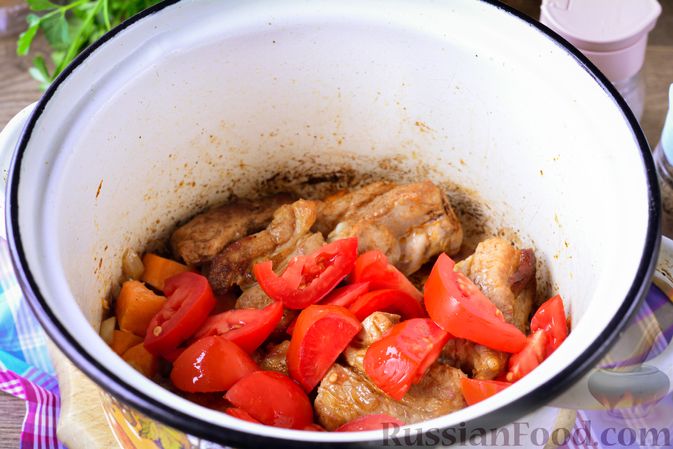Фото приготовления рецепта: Суп с говяжьими рёбрами, рисом и помидорами - шаг №9