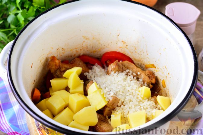 Фото приготовления рецепта: Суп с говяжьими рёбрами, рисом и помидорами - шаг №10