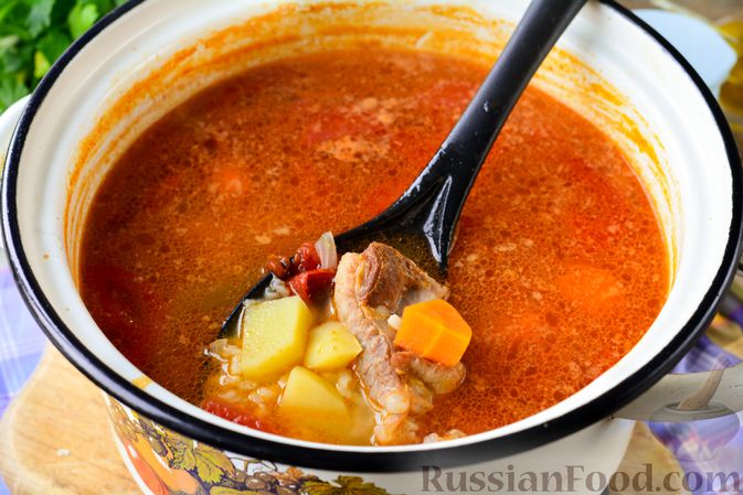 Фото приготовления рецепта: Суп с говяжьими рёбрами, рисом и помидорами - шаг №12