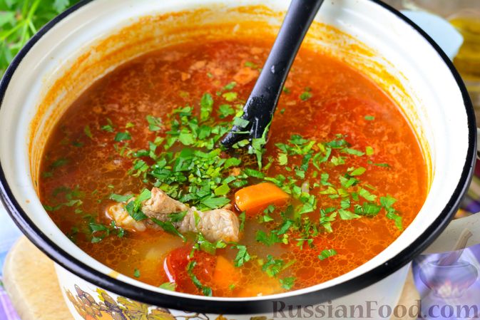 Фото приготовления рецепта: Суп с говяжьими рёбрами, рисом и помидорами - шаг №13