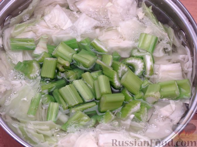 Фото приготовления рецепта: Зразы из капусты и сельдерея с начинкой из грибов и варёных яиц - шаг №4