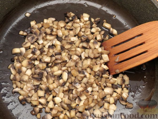Фото приготовления рецепта: Зразы из капусты и сельдерея с начинкой из грибов и варёных яиц - шаг №17