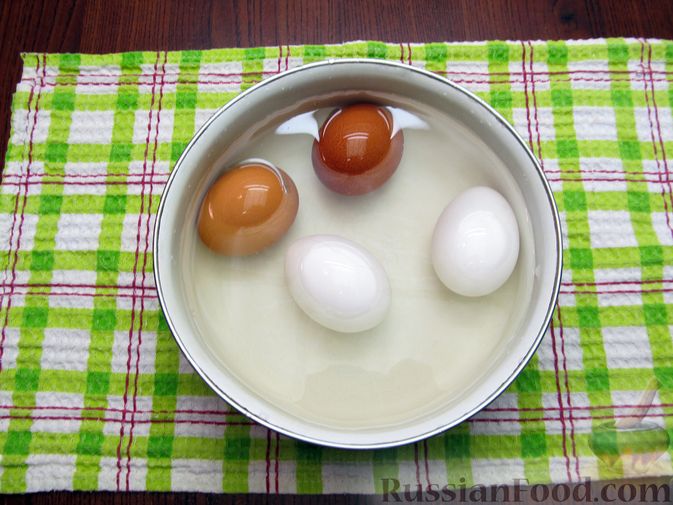 Фото приготовления рецепта: Открытый пирог с капустой и яйцами, на пиве - шаг №7